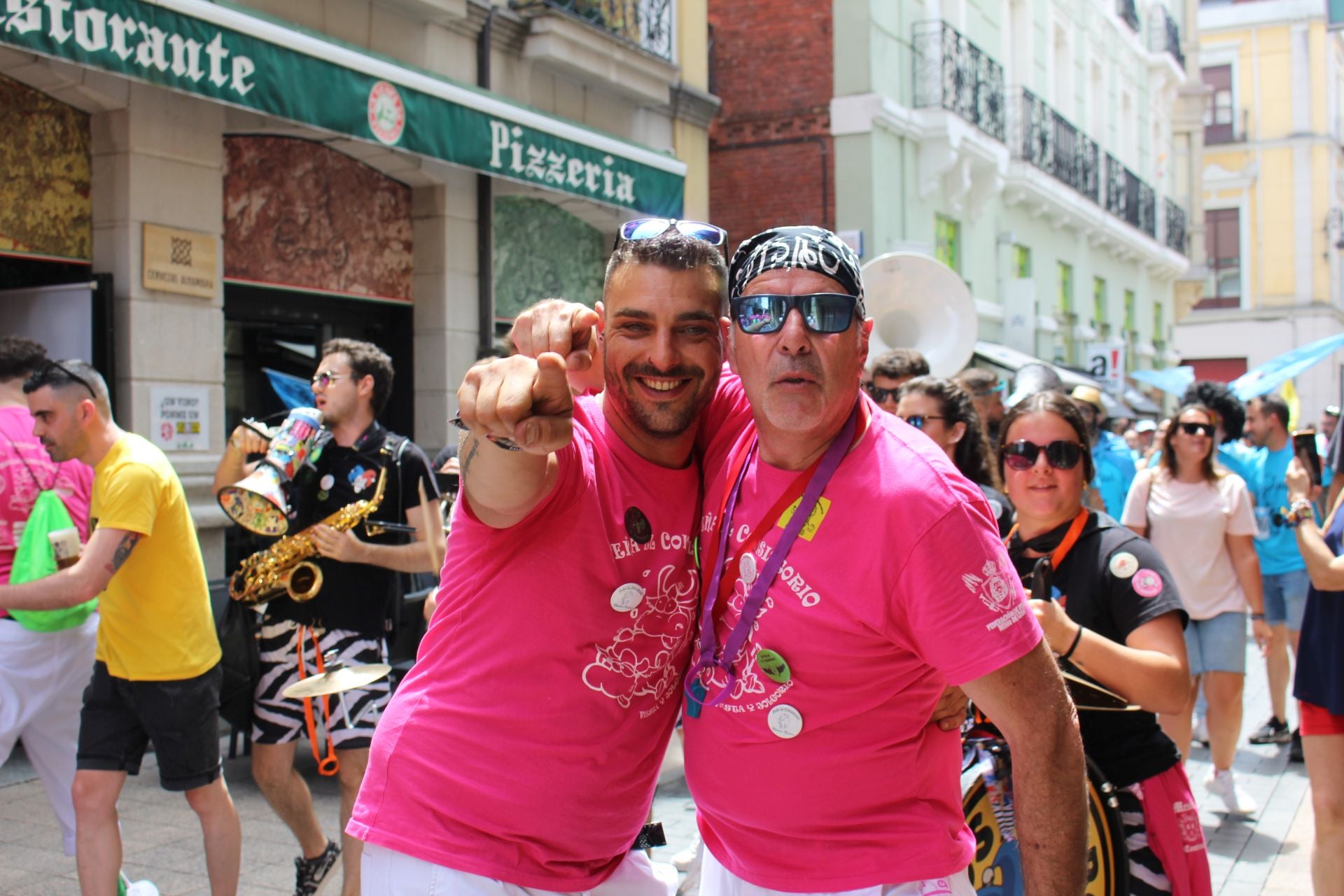 Las imágenes del desfile de peñas en León
