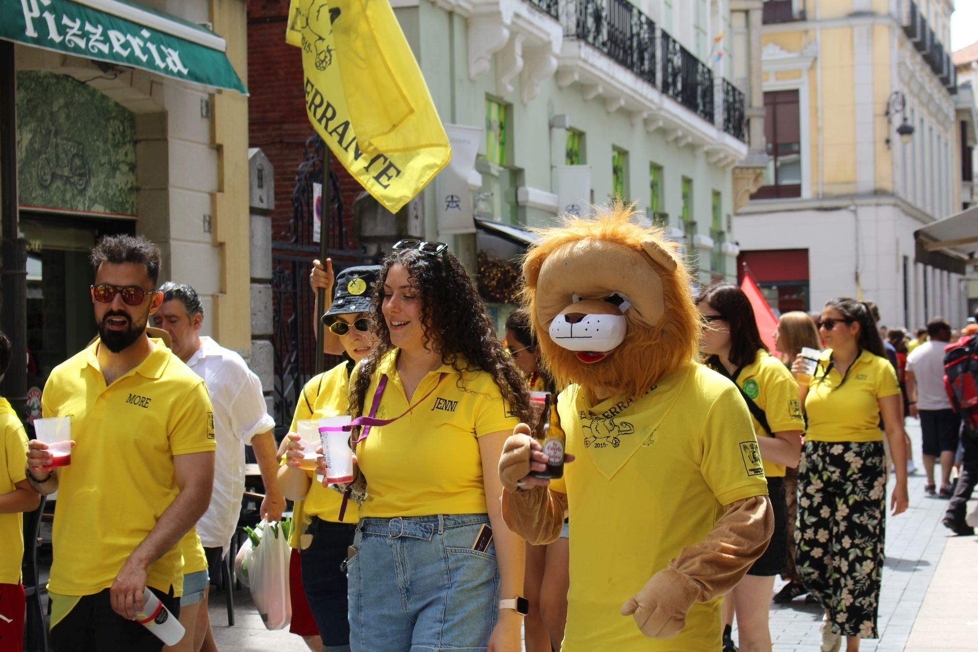 Las imágenes del desfile de peñas en León