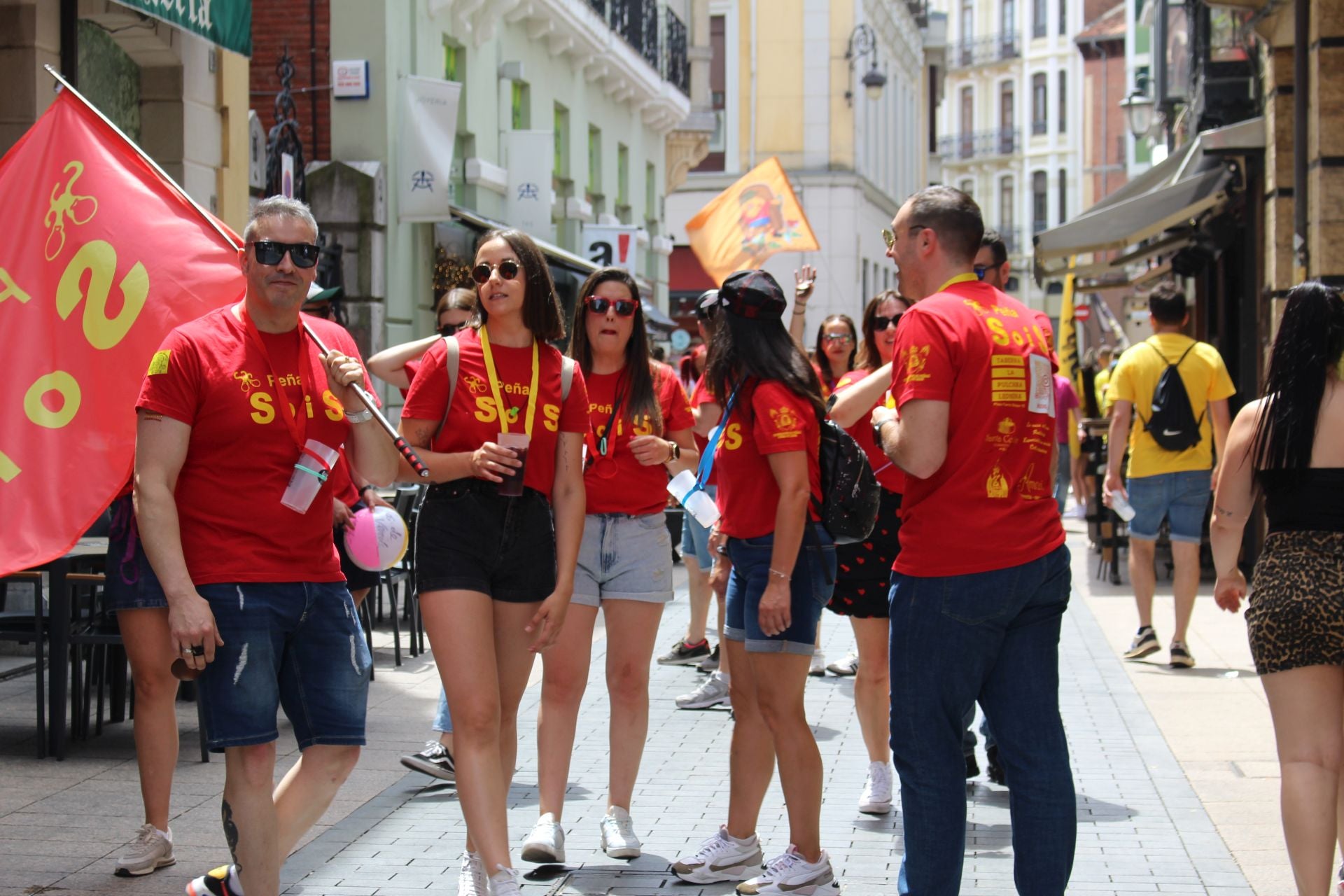 Las imágenes del desfile de peñas en León