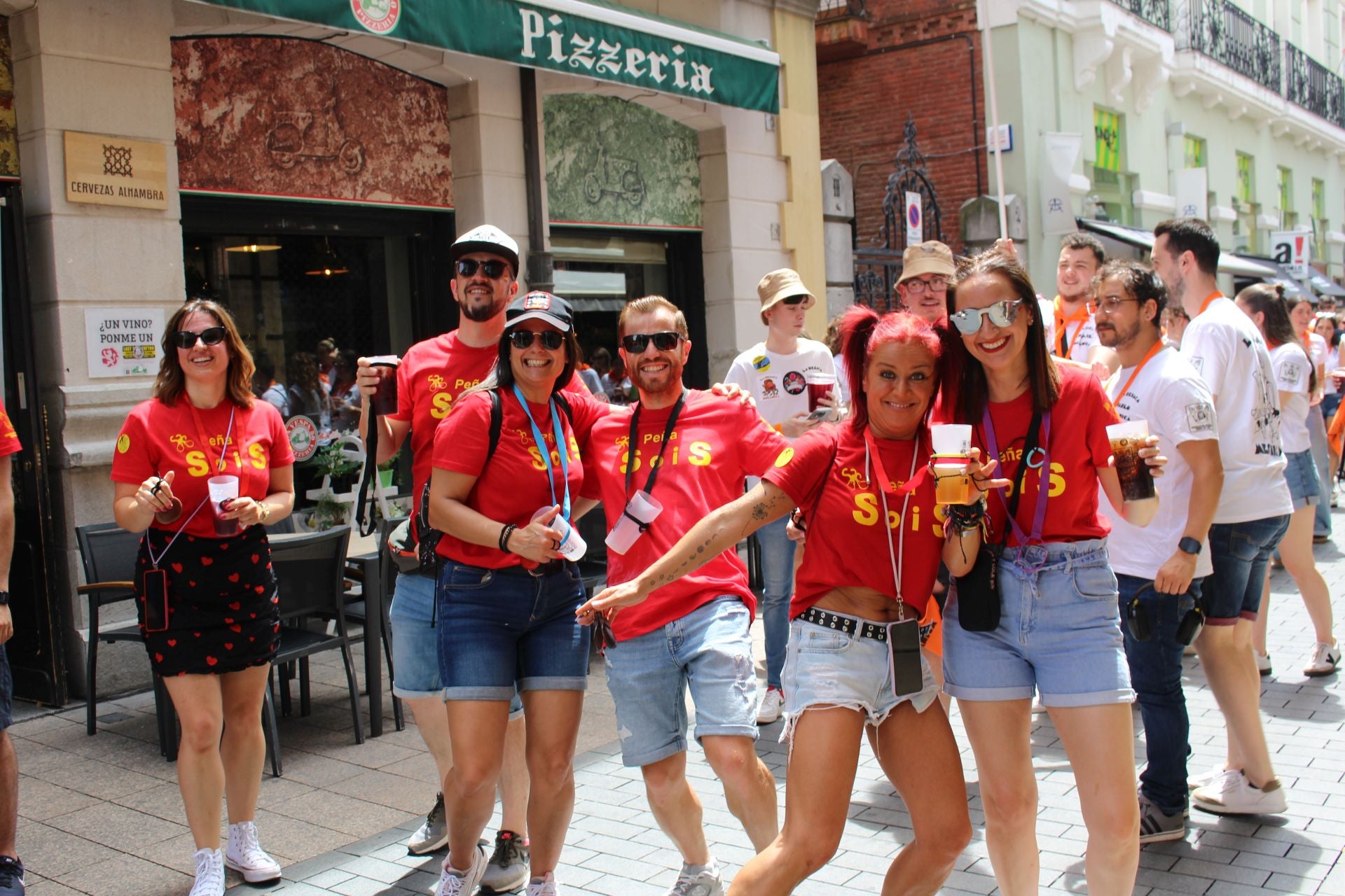 Las imágenes del desfile de peñas en León