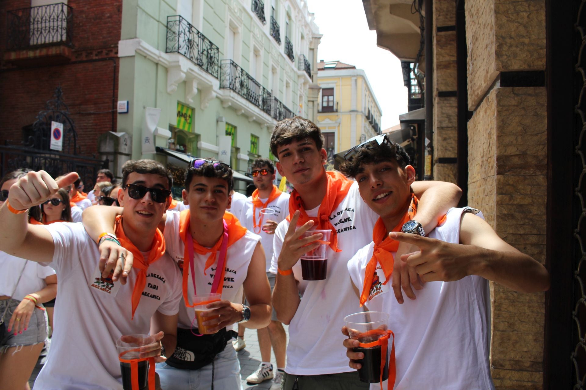 Las imágenes del desfile de peñas en León