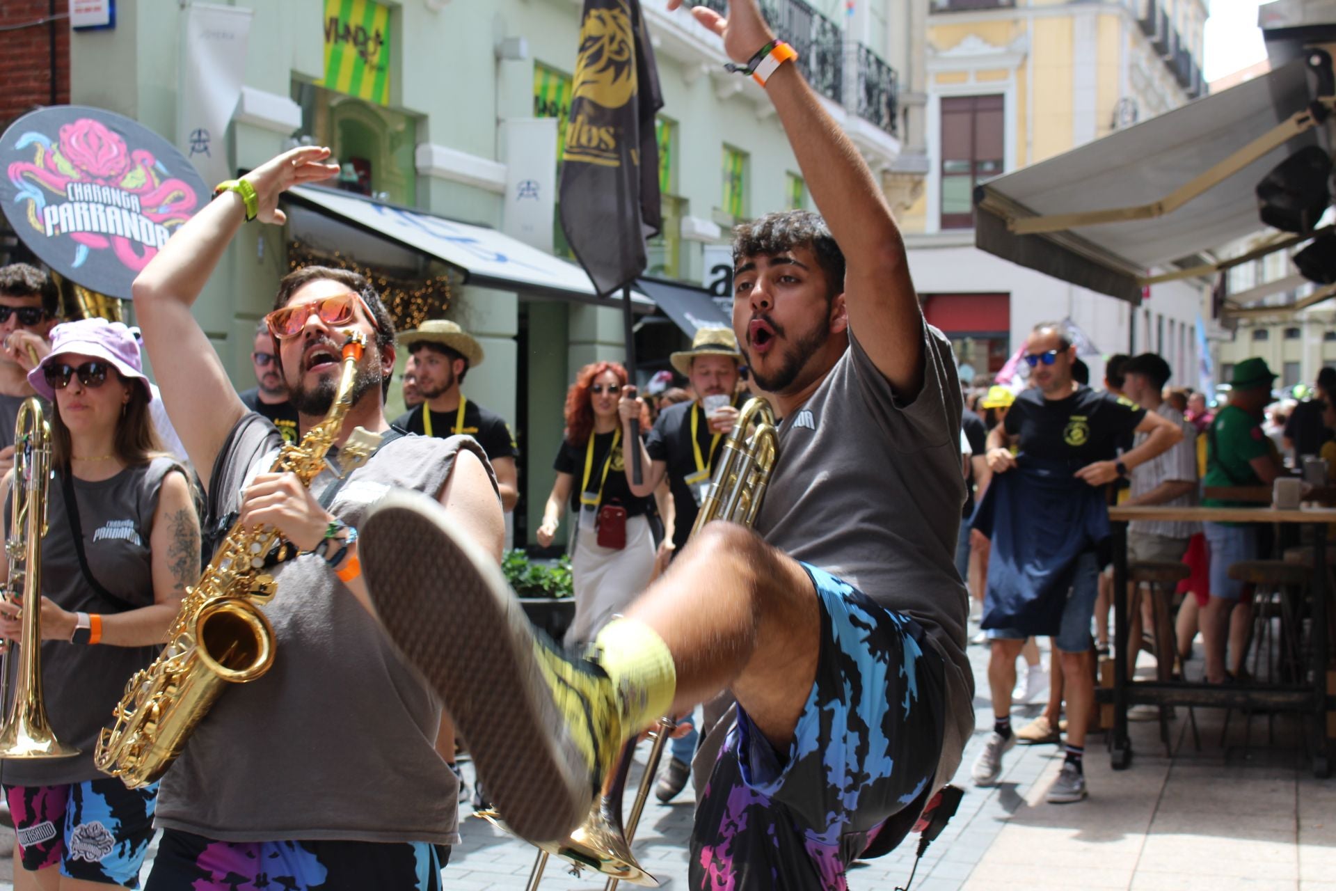 Las imágenes del desfile de peñas en León