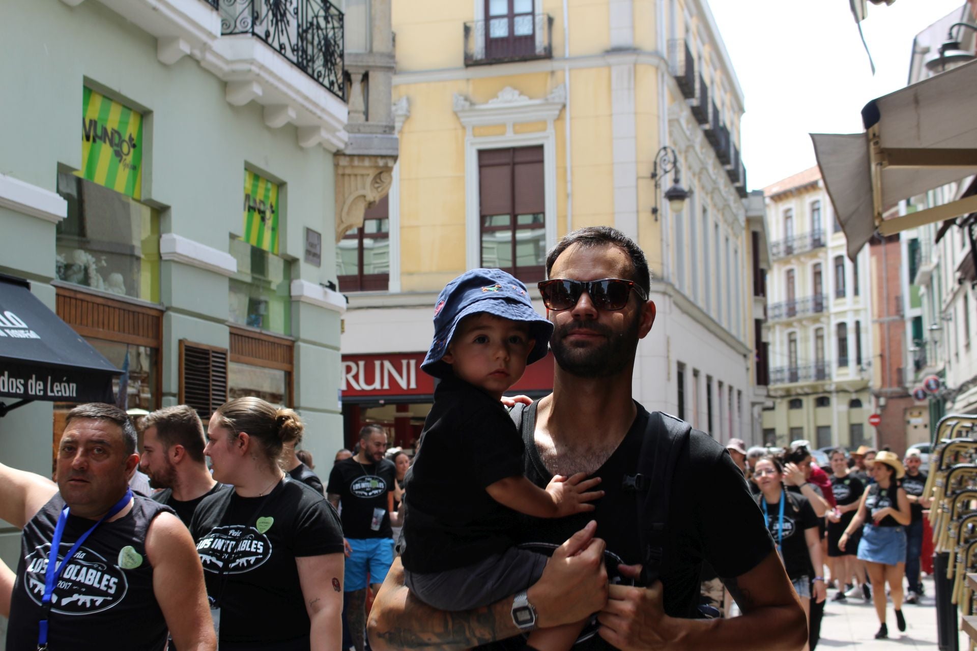 Las imágenes del desfile de peñas en León