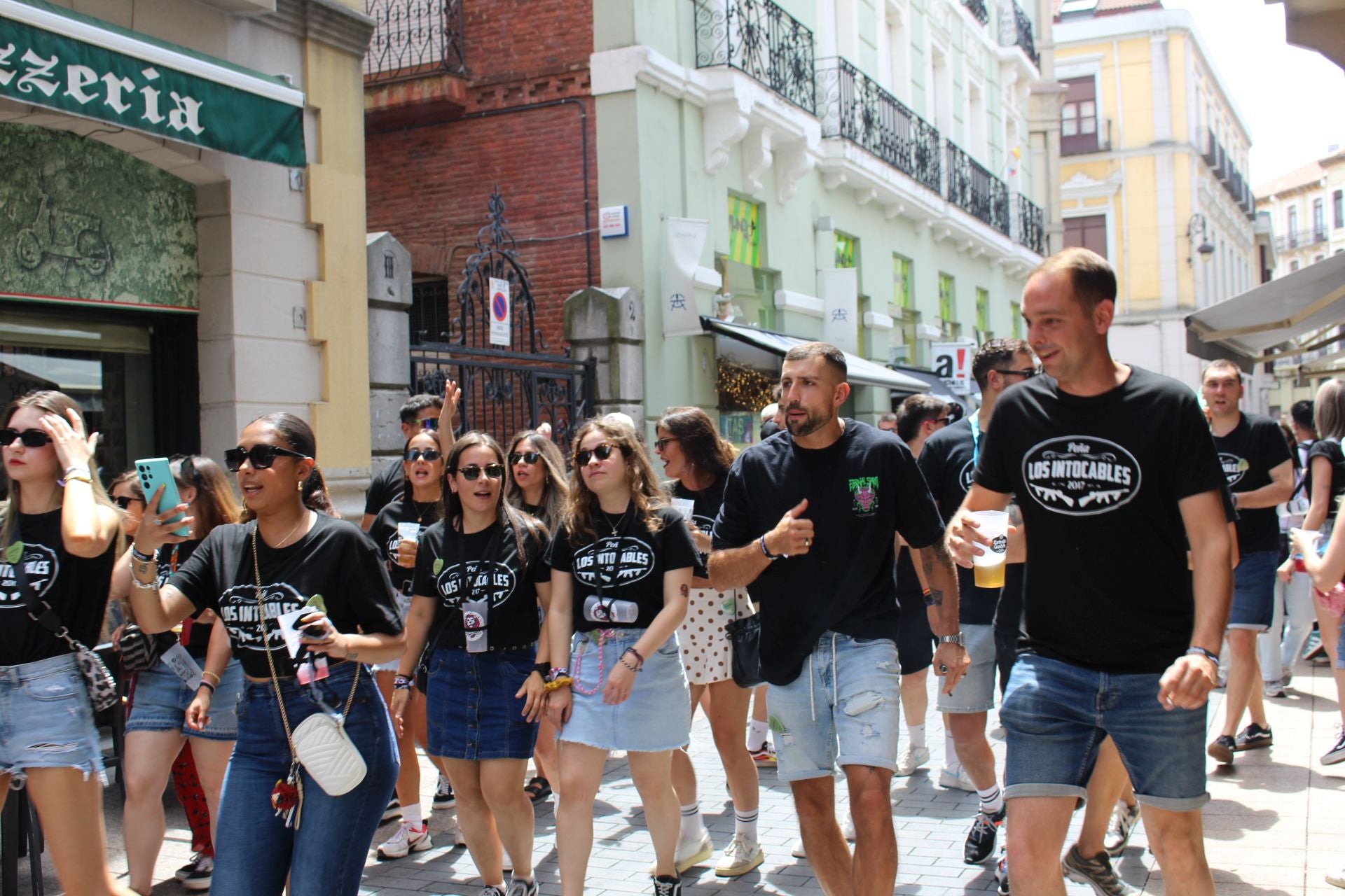 Las imágenes del desfile de peñas en León