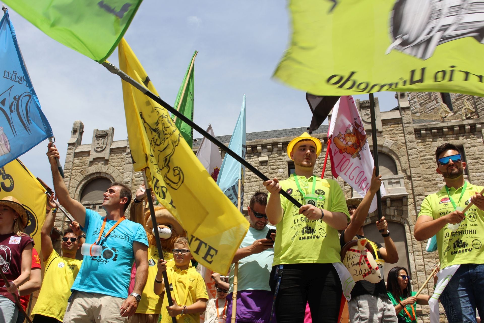 Las imágenes del desfile de peñas en León