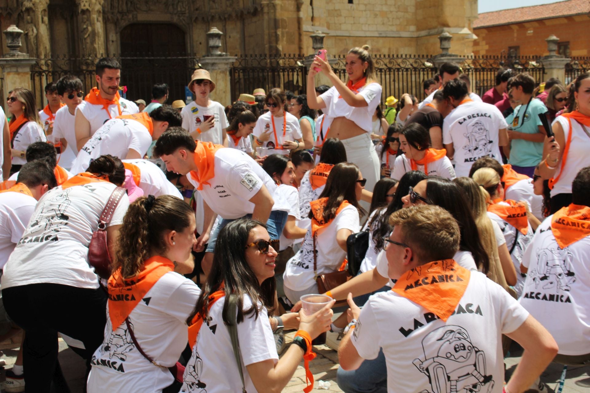 Las imágenes del desfile de peñas en León