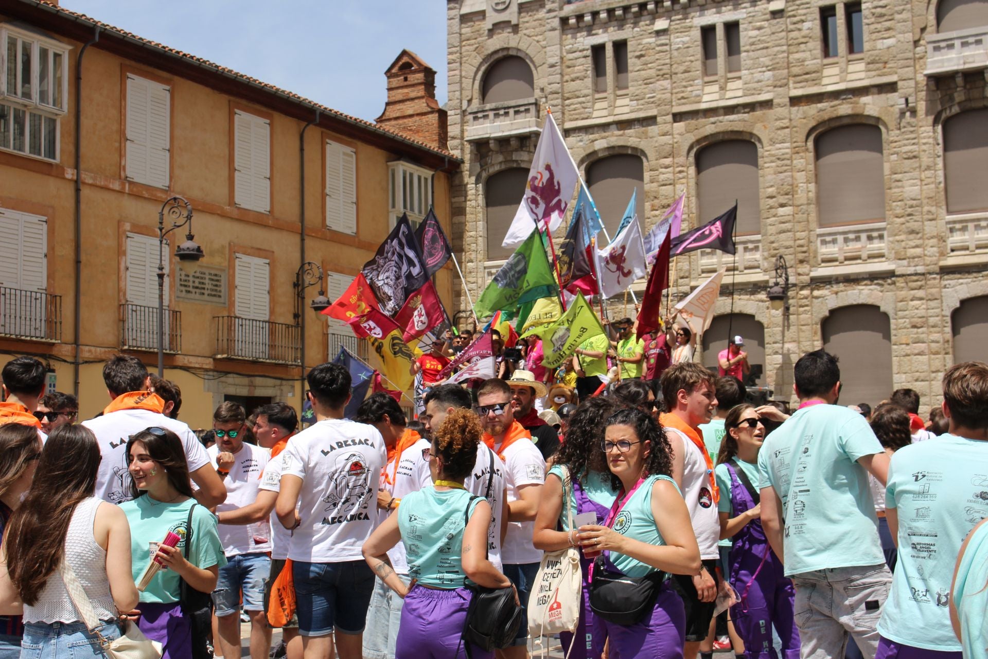 Las imágenes del desfile de peñas en León