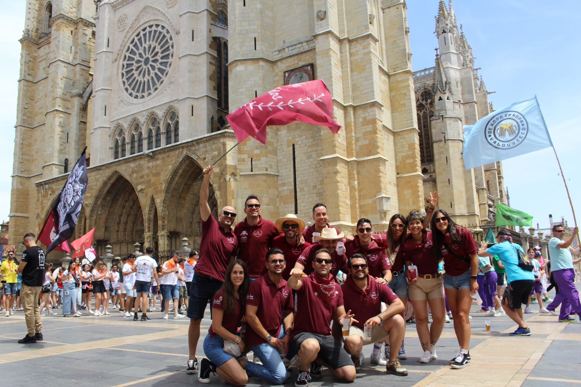 Las imágenes del desfile de peñas en León