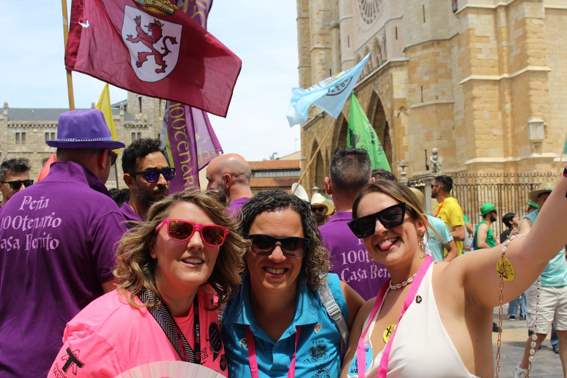Las imágenes del desfile de peñas en León