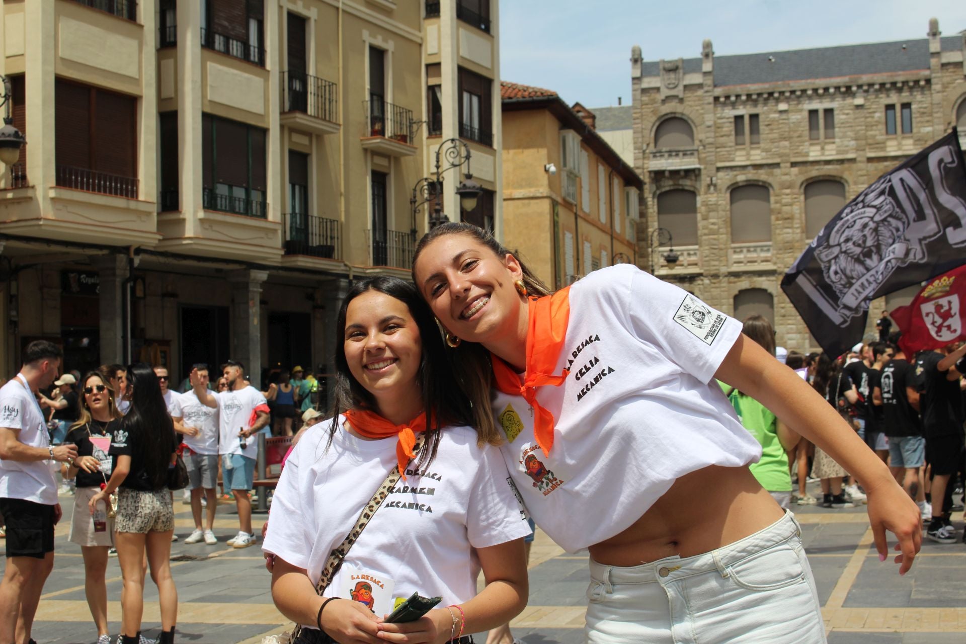 Las imágenes del desfile de peñas en León