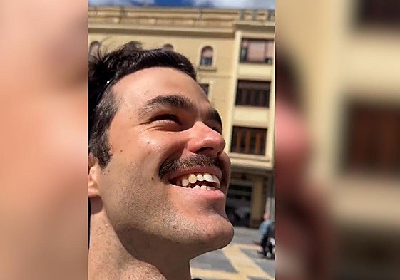 Peldanyos sonríe mientras observa la Catedral de León.