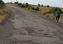 El mal estado de la carretera de 'El Cueto', en el municipio de San Miguel de la Escalada, provocó hace mes y medio un accidente en el que el cohce d euna joven volcó.