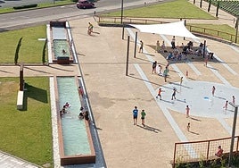 Gente bañándose en la fuente.