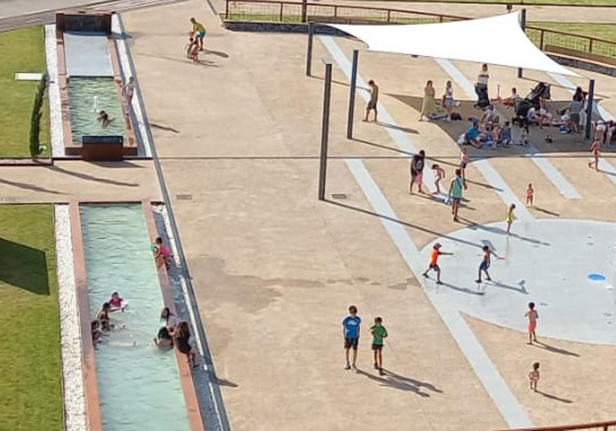 Gente bañándose en la fuente.