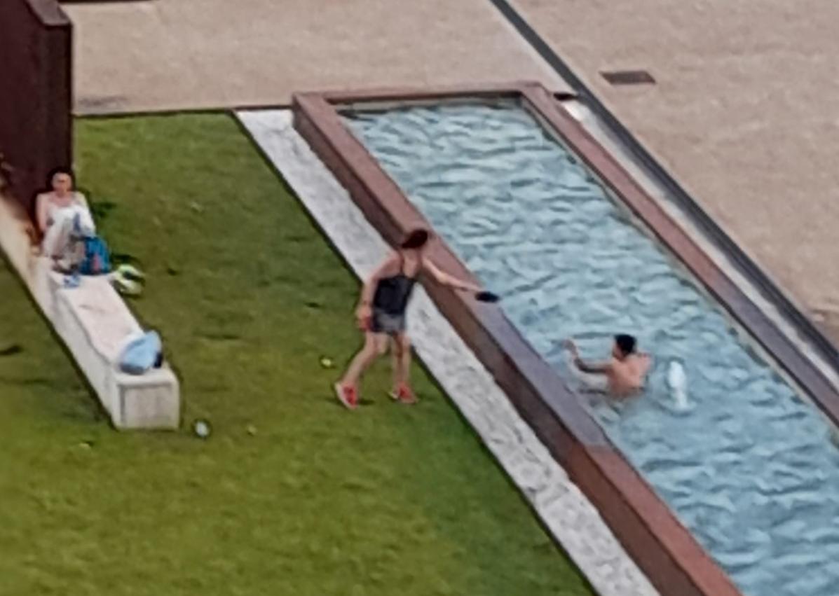 Imagen secundaria 1 - Denuncian el uso como piscina de las fuentes ornamentales del parque de las Tierras Leonesas