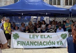 'Los Fantásticos', Antidio, Cele, Urbano y Juan Ignacio, acompañados de sus familias y seres queridos en la concentración a favor de la Ley ELA.