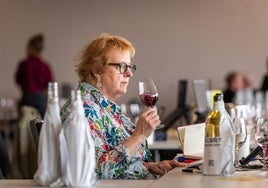 Cata de vinos en el concurso.