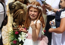 Una niña con su vestido de Primera Comunión.