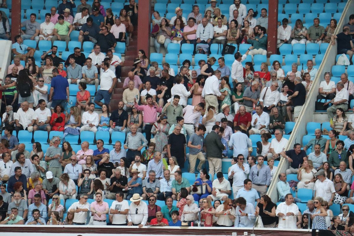 Puerta grande para Morante y El Fandi en León, mientras que Cayetano se despide en silencio