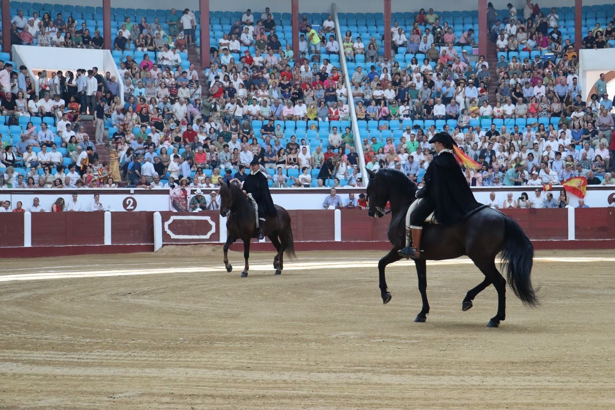 Puerta grande para Morante y El Fandi en León, mientras que Cayetano se despide en silencio