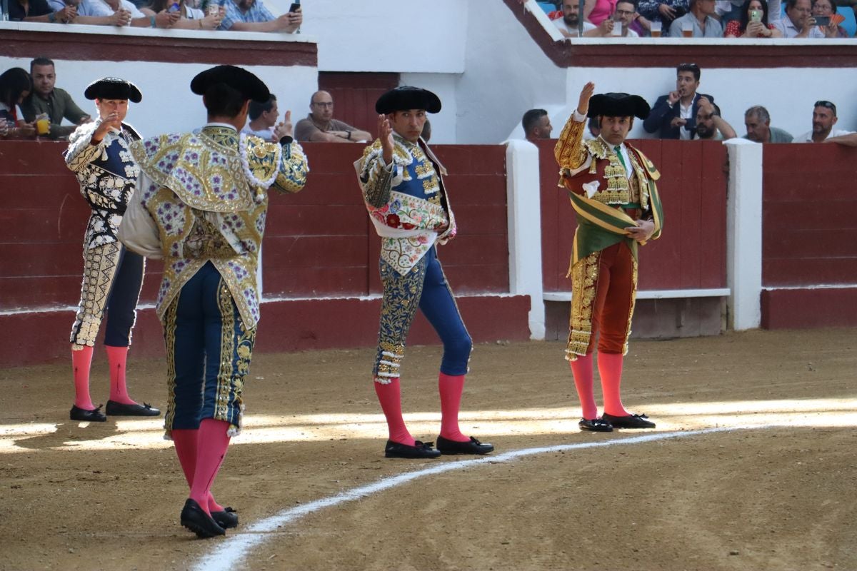 Puerta grande para Morante y El Fandi en León, mientras que Cayetano se despide en silencio