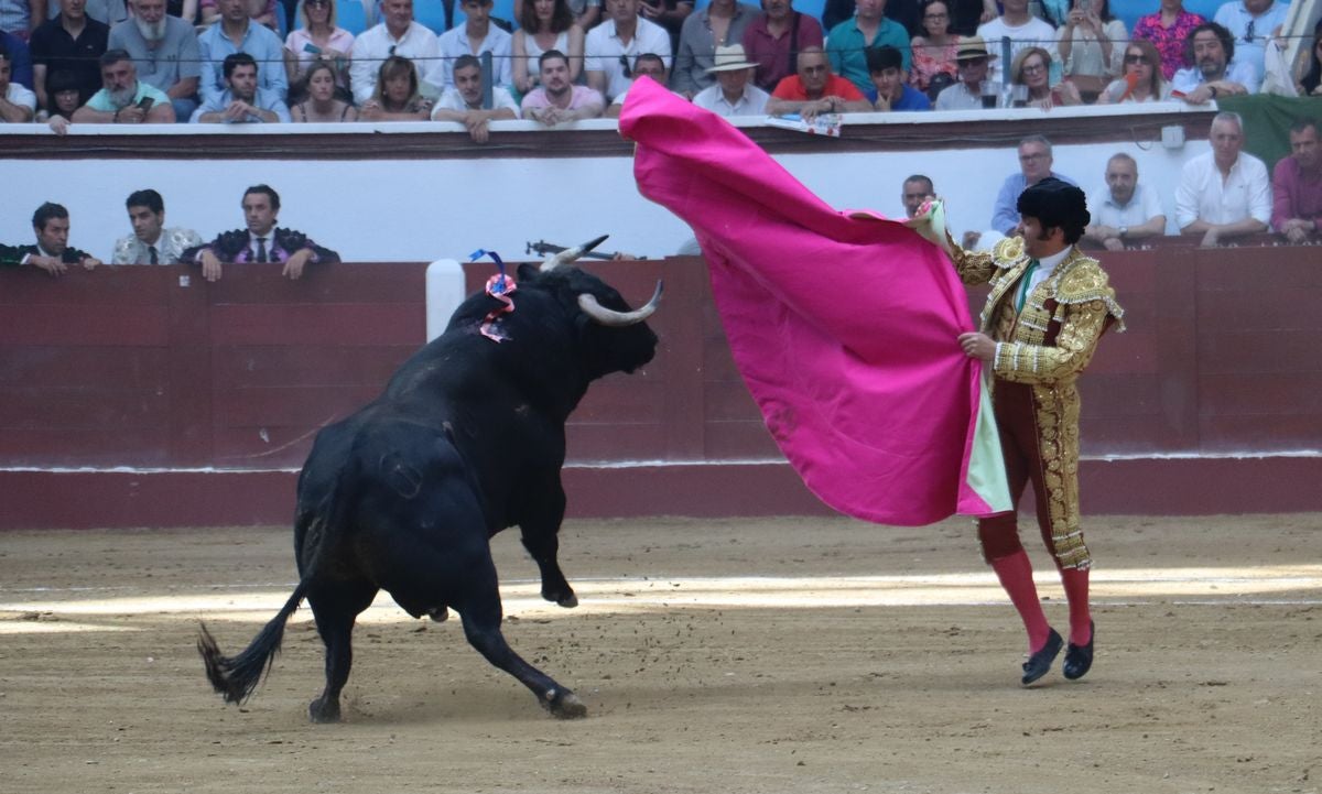Puerta grande para Morante y El Fandi en León, mientras que Cayetano se despide en silencio