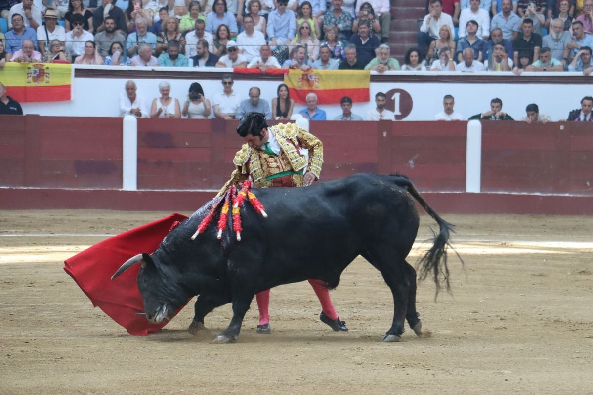 Puerta grande para Morante y El Fandi en León, mientras que Cayetano se despide en silencio
