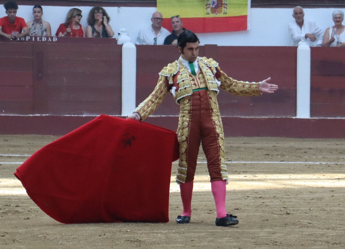 Puerta grande para Morante y El Fandi en León, mientras que Cayetano se despide en silencio