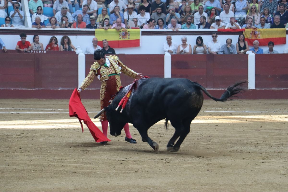 Puerta grande para Morante y El Fandi en León, mientras que Cayetano se despide en silencio