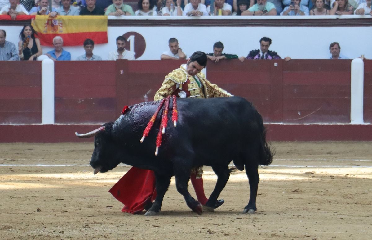 Puerta grande para Morante y El Fandi en León, mientras que Cayetano se despide en silencio