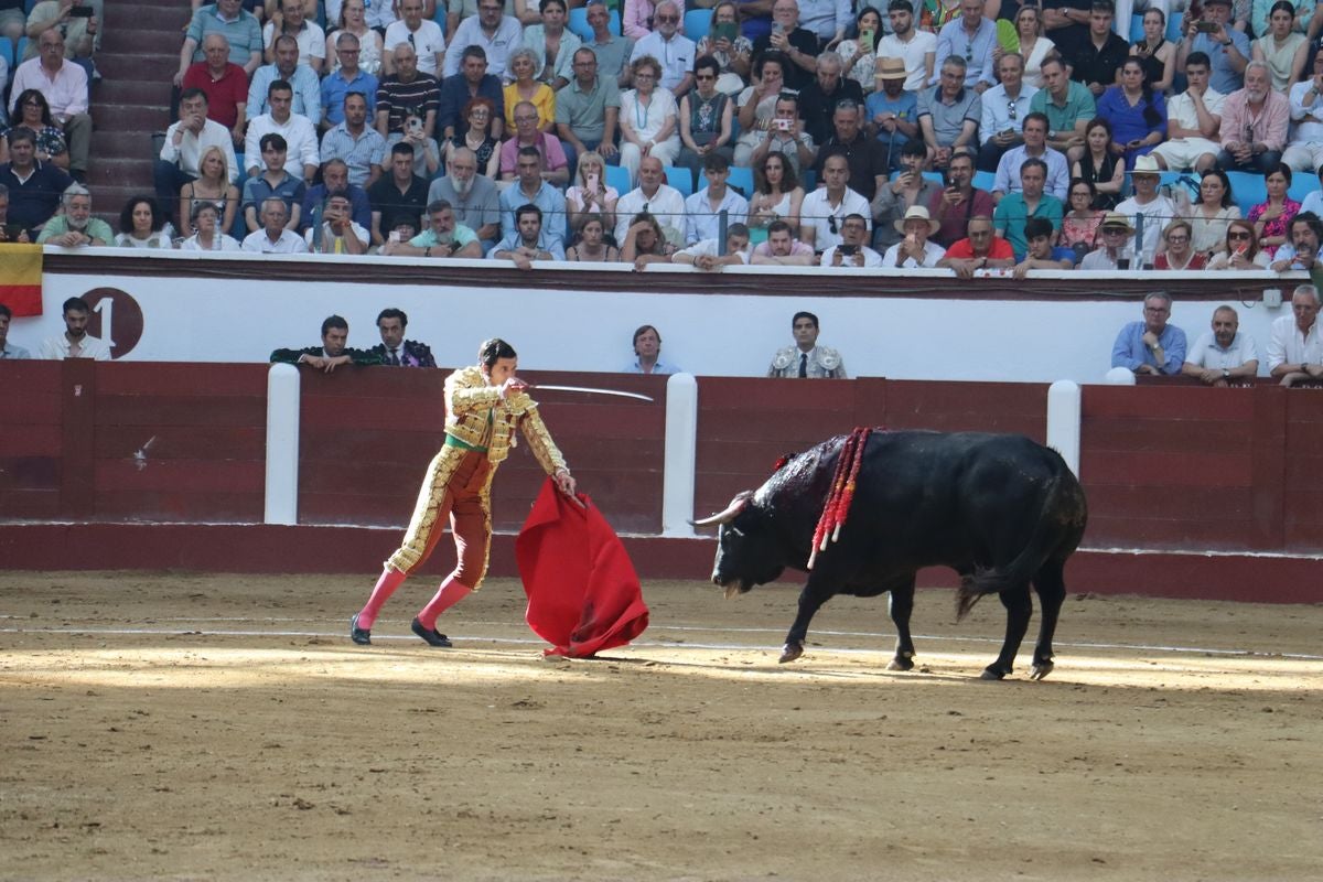 Puerta grande para Morante y El Fandi en León, mientras que Cayetano se despide en silencio