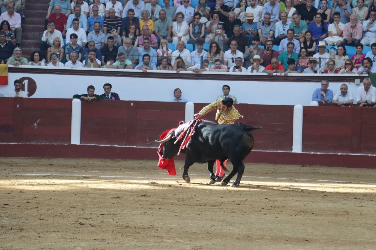 Puerta grande para Morante y El Fandi en León, mientras que Cayetano se despide en silencio