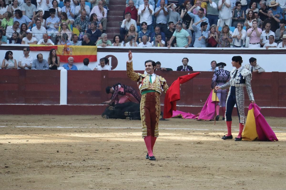 Puerta grande para Morante y El Fandi en León, mientras que Cayetano se despide en silencio