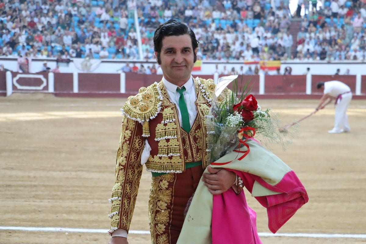 Puerta grande para Morante y El Fandi en León, mientras que Cayetano se despide en silencio