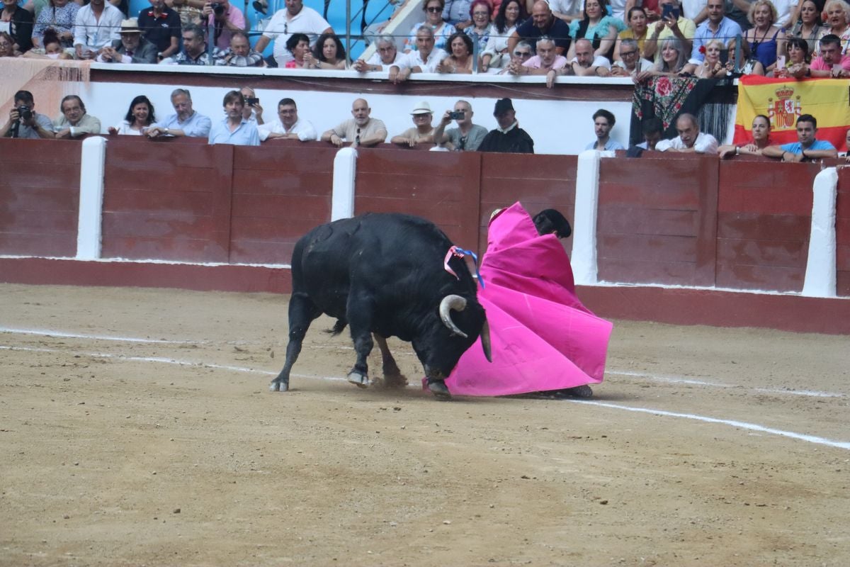 Puerta grande para Morante y El Fandi en León, mientras que Cayetano se despide en silencio