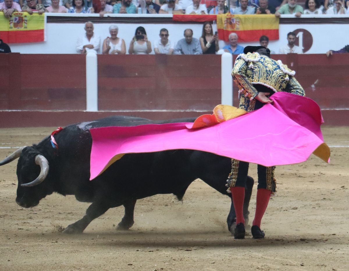 Puerta grande para Morante y El Fandi en León, mientras que Cayetano se despide en silencio