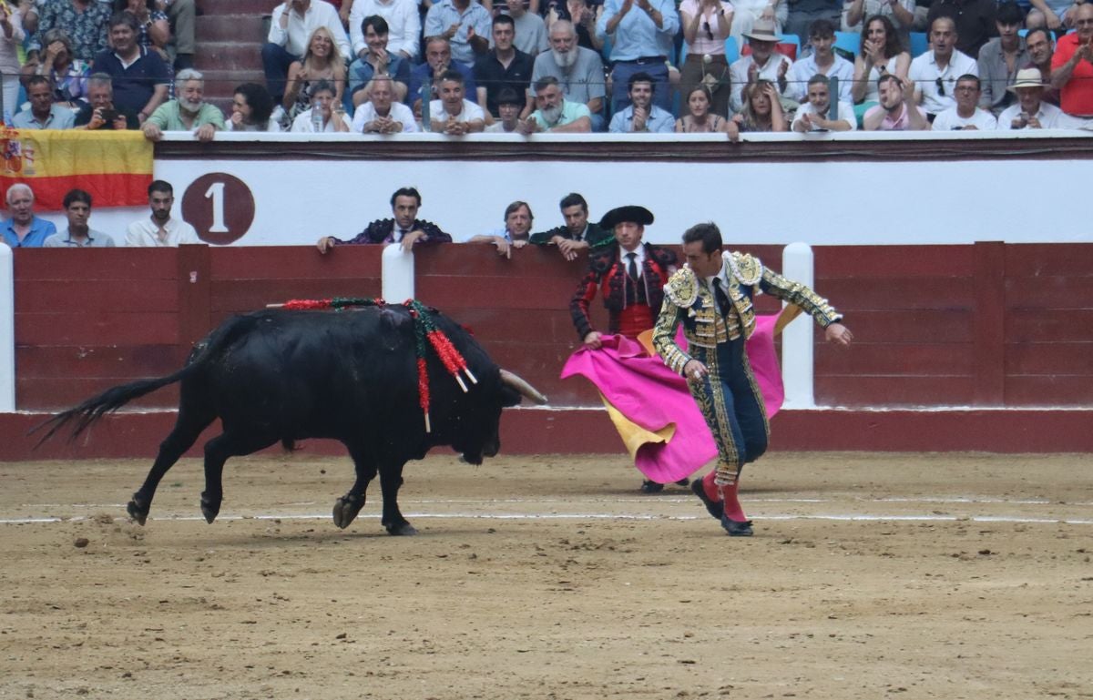 Puerta grande para Morante y El Fandi en León, mientras que Cayetano se despide en silencio