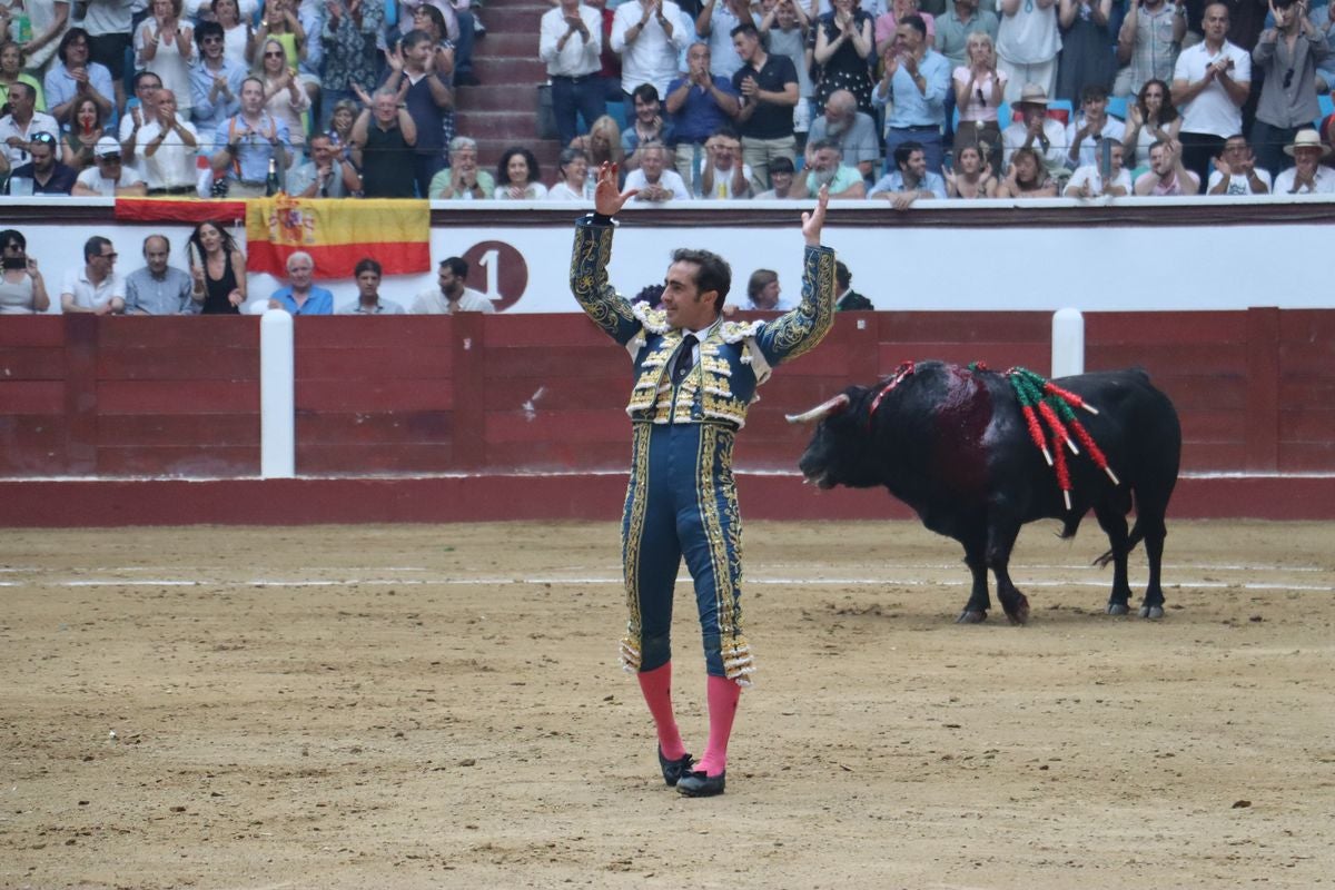 Puerta grande para Morante y El Fandi en León, mientras que Cayetano se despide en silencio