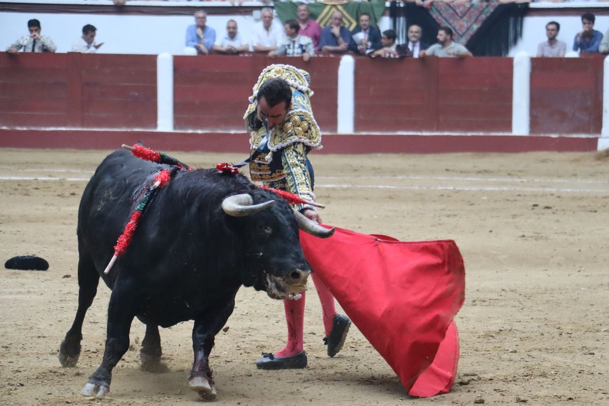 Puerta grande para Morante y El Fandi en León, mientras que Cayetano se despide en silencio