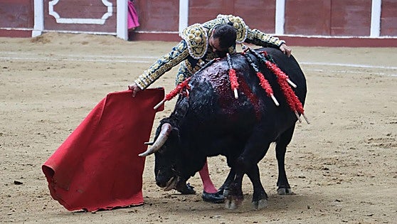 Puerta grande para Morante y El Fandi en León, mientras que Cayetano se despide en silencio