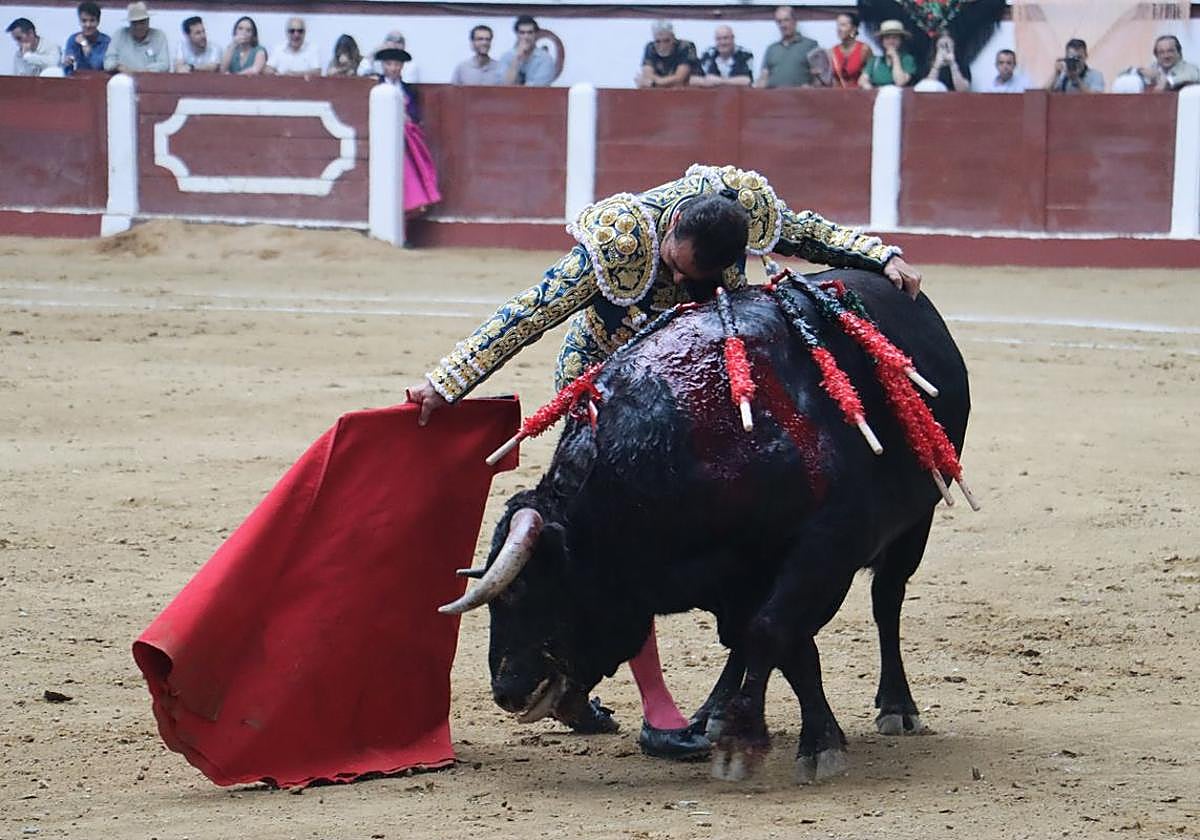Puerta grande para Morante y El Fandi en León, mientras que Cayetano se despide en silencio