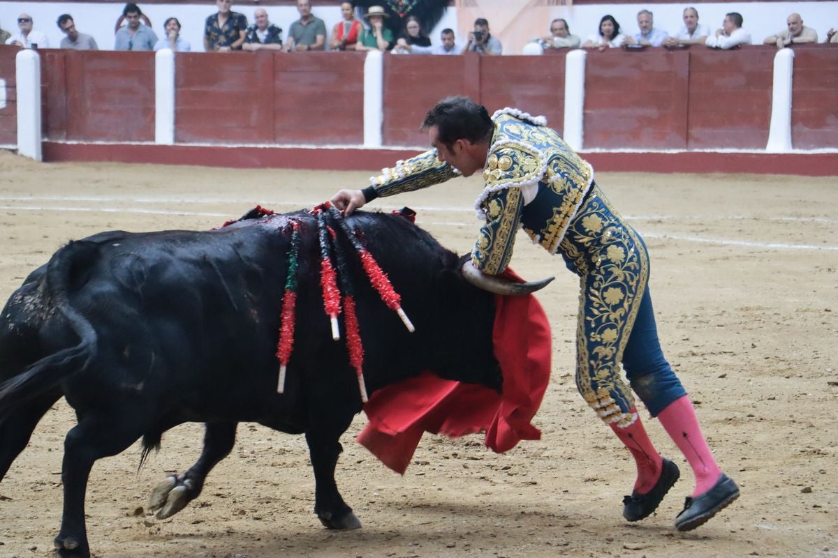 Puerta grande para Morante y El Fandi en León, mientras que Cayetano se despide en silencio