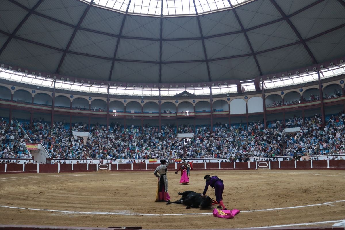 Puerta grande para Morante y El Fandi en León, mientras que Cayetano se despide en silencio