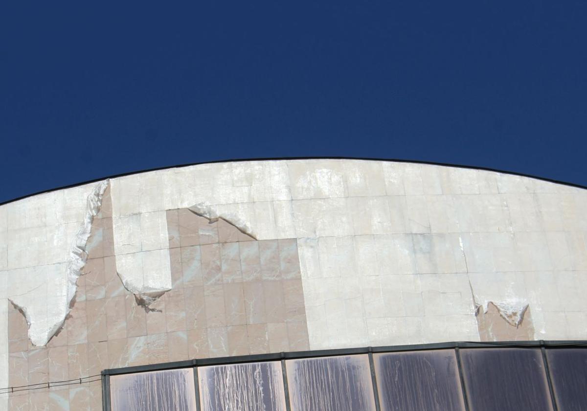 Una zona de la cubierta del edificio de la Junta en León donde se aprecian los desperfectos.