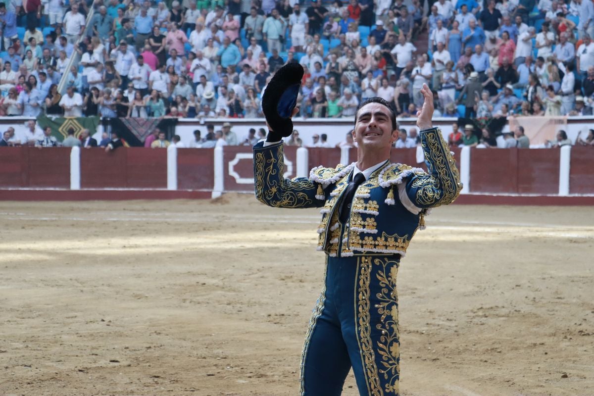 Puerta grande para Morante y El Fandi en León, mientras que Cayetano se despide en silencio
