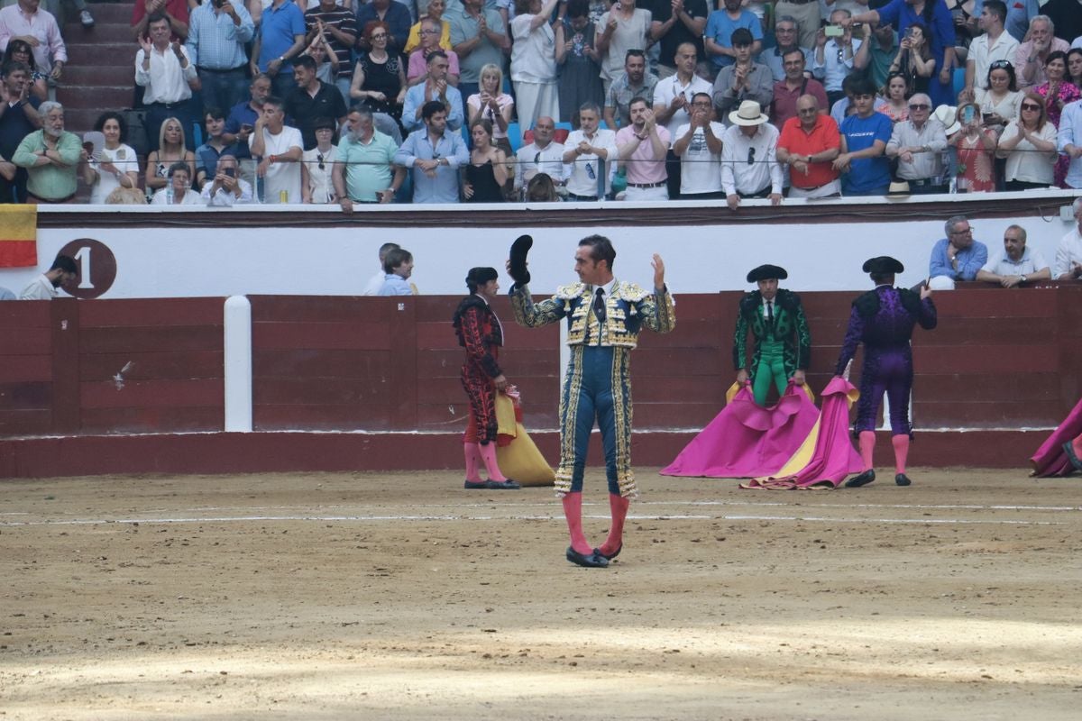 Puerta grande para Morante y El Fandi en León, mientras que Cayetano se despide en silencio