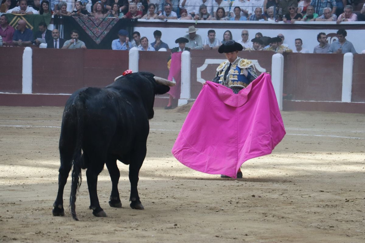 Puerta grande para Morante y El Fandi en León, mientras que Cayetano se despide en silencio