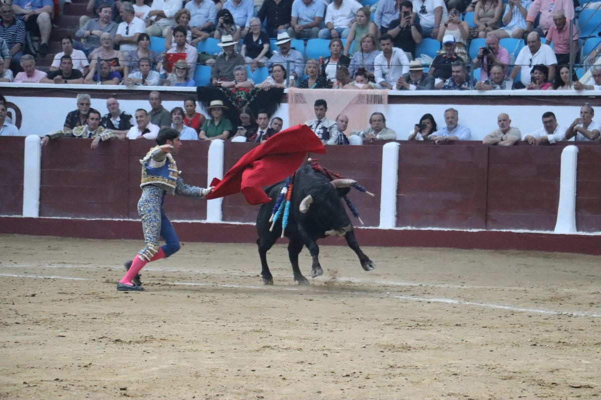 Puerta grande para Morante y El Fandi en León, mientras que Cayetano se despide en silencio