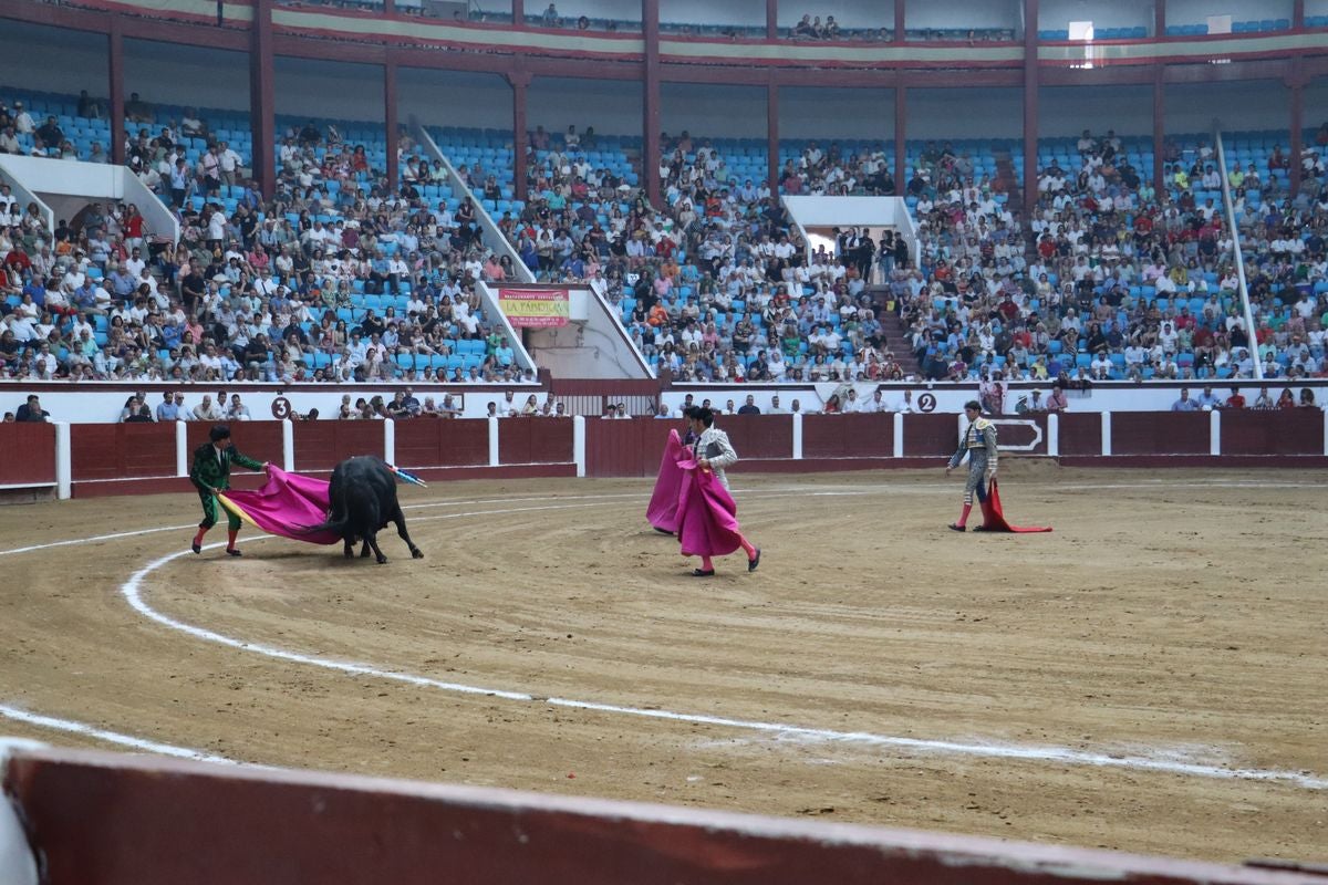 Puerta grande para Morante y El Fandi en León, mientras que Cayetano se despide en silencio