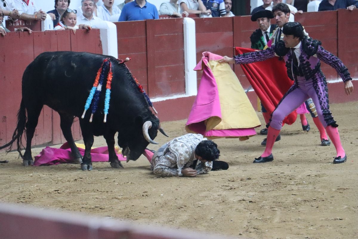 Puerta grande para Morante y El Fandi en León, mientras que Cayetano se despide en silencio
